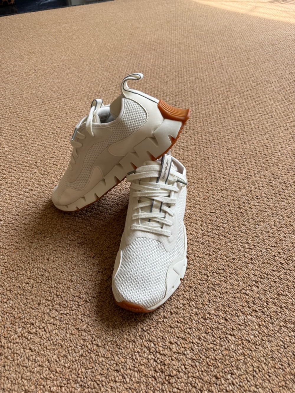 Reebok Zig Zag Dynamica Cream Mesh  Athletic Sneakers with Brown Accents